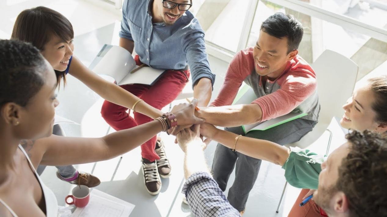 Equipo colaborativo trabajando en automatización financiera